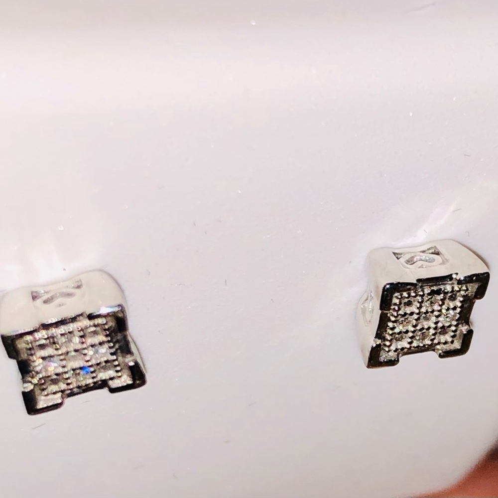 Real Diamond earrings 1/6ct not CZ huge sale gift - Picture 5 of 6